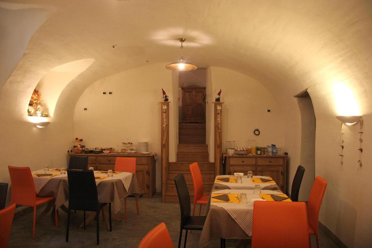 Ostello Del Castello Tirano Zewnętrze zdjęcie
